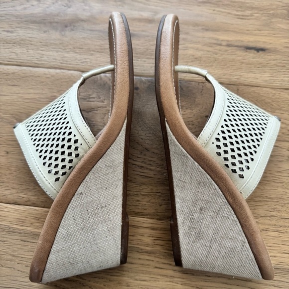 🤎 UGG Cream Tan Leather Wedge Sandals
Size 7 - Picture 5 of 7